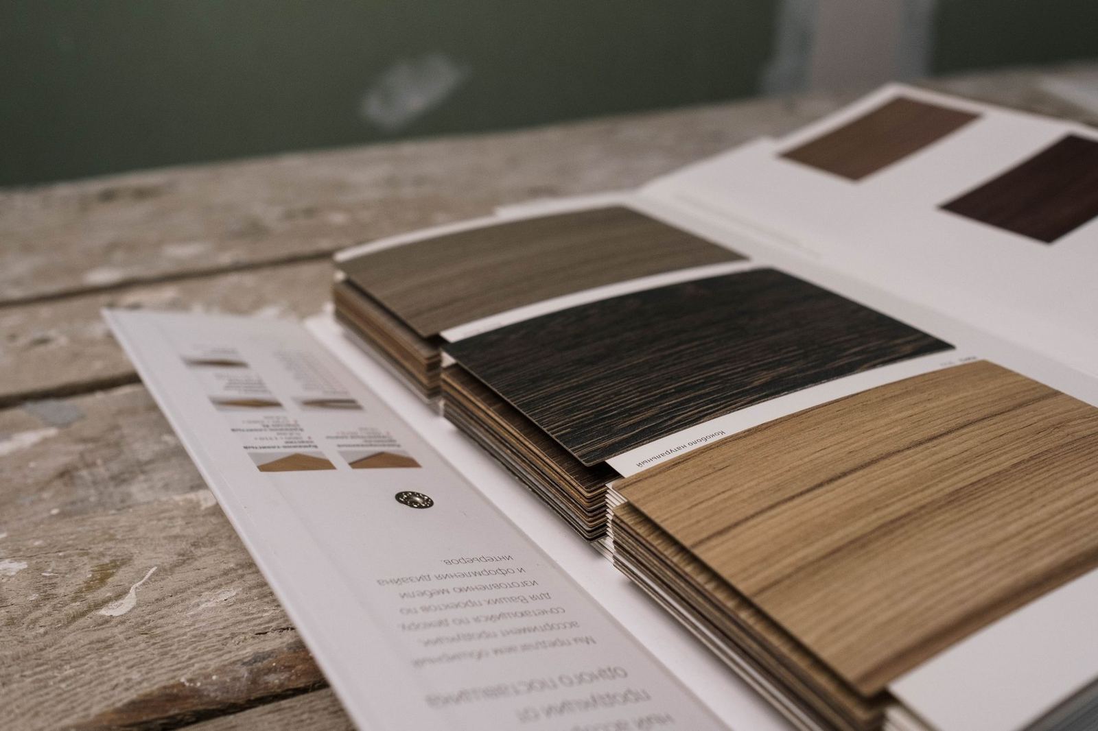 Kitchen door materials compared: lacquer, acrylic, membrane, melamine and solid wood